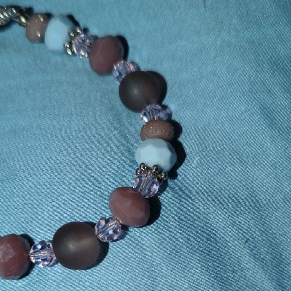 Elegant Beaded Bracelet in Blue and Purple - Picture 2 of 3